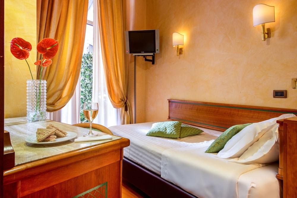 Hotel Regno Roma Esterno foto