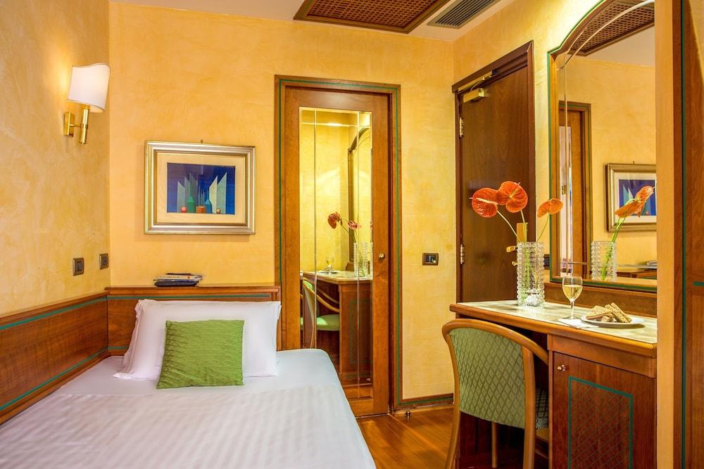 Hotel Regno Roma Esterno foto