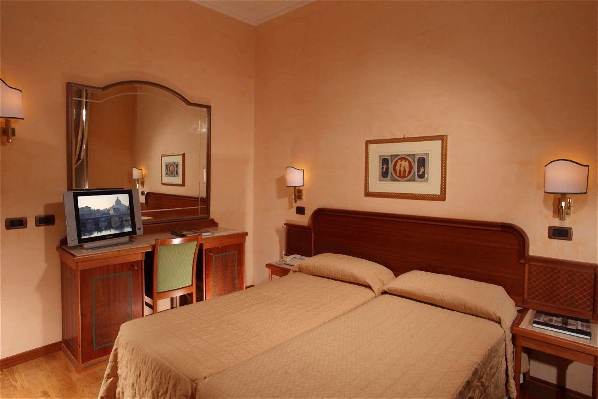 Hotel Regno Roma Esterno foto